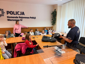Policjanci i dzieci.