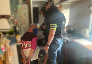 Policjanci i zatrzymany.