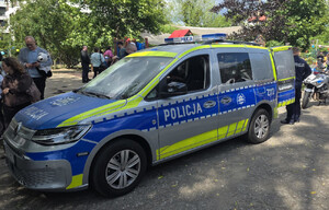 Policjanci i dzieci.