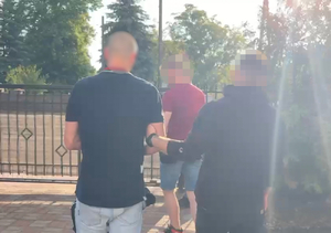 Policjanci i zatrzymany.