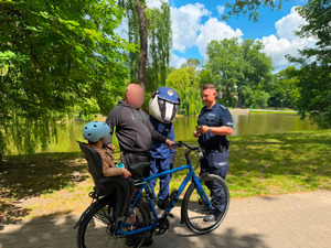 Policjant i mieszkańcy.
