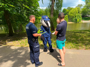 Policjant i mieszkańcy.