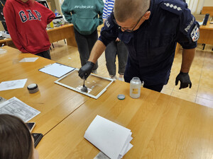Policjant i studenci.