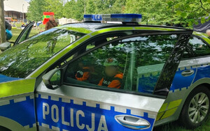 Policjant, radiowóz i dzieci.