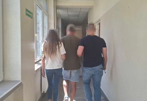 Narkotyki i mężczyźni zatrzymani.
