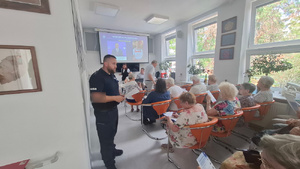 Policjant i seniorzy.