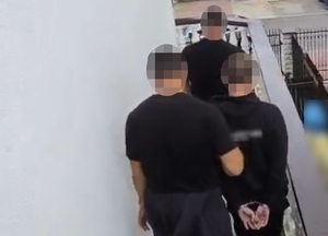 Policjanci i zatrzymany.