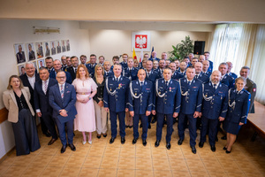 Policjanci i goście.