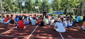 Dzieci i policjant.