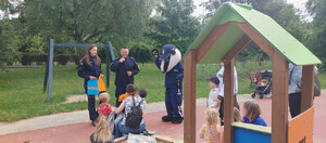 Policjanci i dzieci nad wodą.