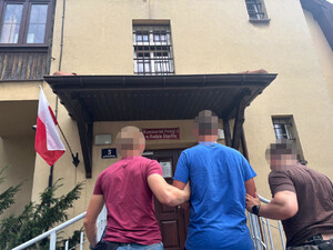 Policjant i zatrzymany.