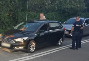Policjanci i pojazd.