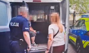 Policjanci i zatrzymany.