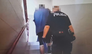 Policjanci i zatrzymany.