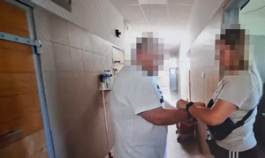 Policjanci i zatrzymany.