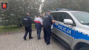 Policjanci i zatrzymany.