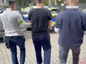 Policjanci i zatrzymani oraz amuniacja.